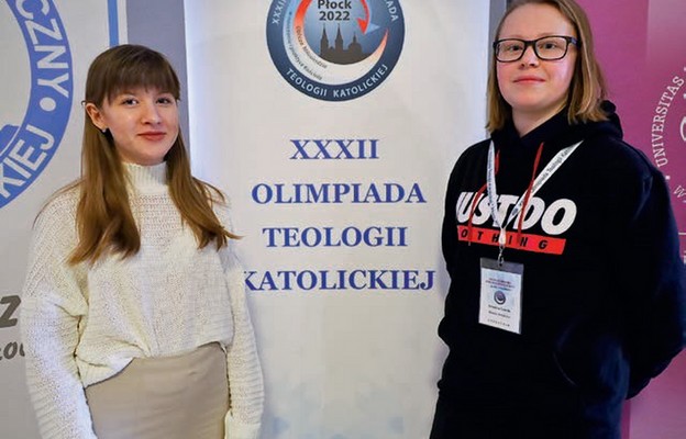 Reprezentujące diecezję świdnicką Karolina Fałat i Antonina Teuerle, finalistki Olimpiady Teologii Katolickiej w Płocku
