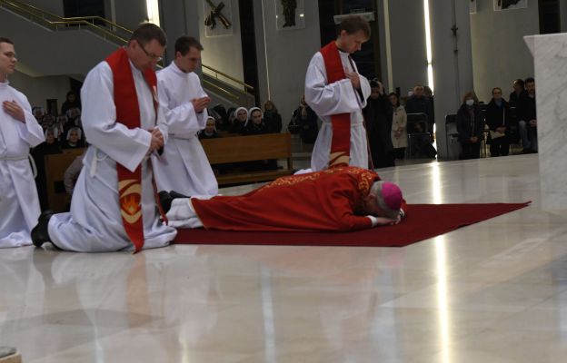 Wielkopiątkowa Liturgia Męki Pańskiej w bazylice Bożego Miłosierdzia