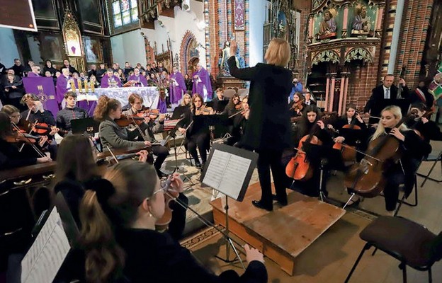 Msza św. przy akompaniamencie orkiestry i śpiewie chóru