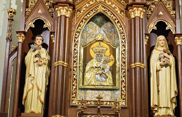 Prezbiterium świątyni z obrazem Matki Bożej Pocieszenia w centrum