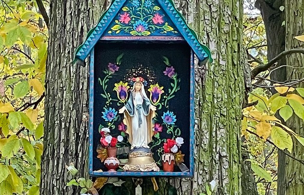 Odnowiona kapliczka w Parku Sielanka w Łodzi – miejsce objawień Siostry Faustyny