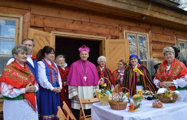 Bp Marian Florczyk z zespołem Domaszowianie