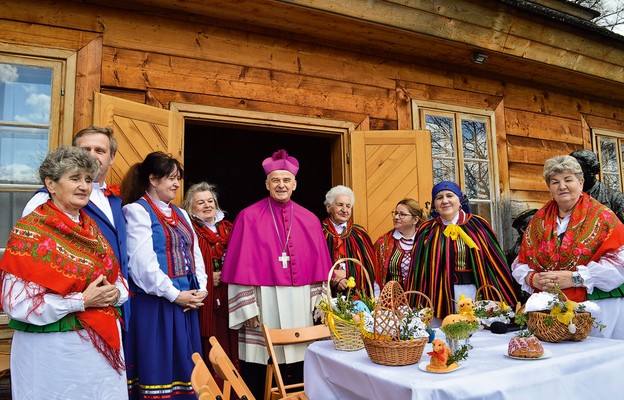 Bp Marian Florczyk z zespołem Domaszowianie przed dworkiem w Ciekotach