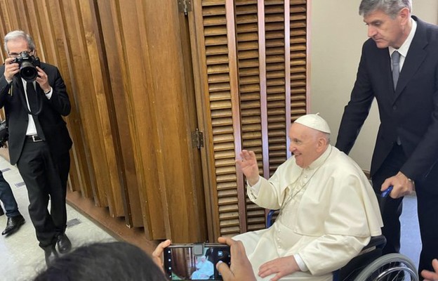 Papież Franciszek przybywa na wózku inwalidzkim podczas audiencji z uczestnikami Zgromadzenia Plenarnego Międzynarodowej Unii Przełożonych Generalnych