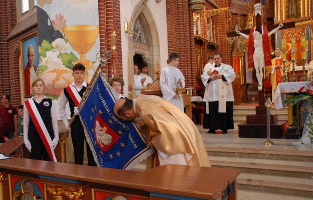 Inspektor salezjanów we Wrocławiu ks. Jarosław Pizoń poświęcił sztandar szkoły.