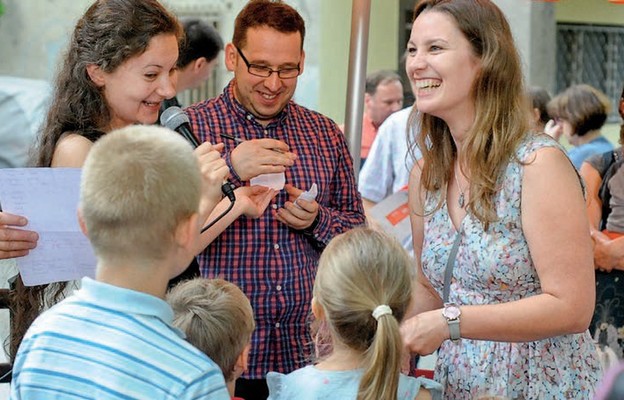 Międzypokoleniowe spotkanie podczas dnia jedności wszystkich gałęzi Wody Życia