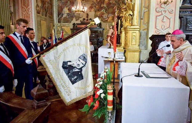 Sztandar został poświęcony w kolegiacie opatowskiej