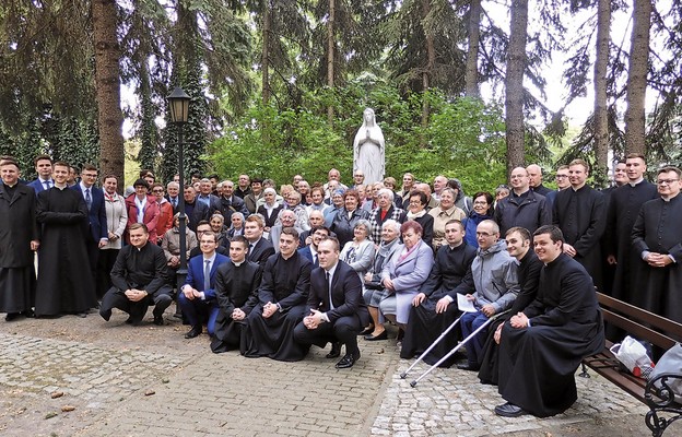 Pamiątkowe zdjęcie członków TPS z alumnami