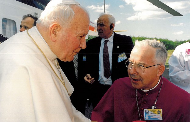 W każdym ze spotkań komitetu uczestniczył któryś z biskupów, najczęściej był to bp Paweł Socha. Na zdjęciu wita Jana Pawła II w Gorzowie