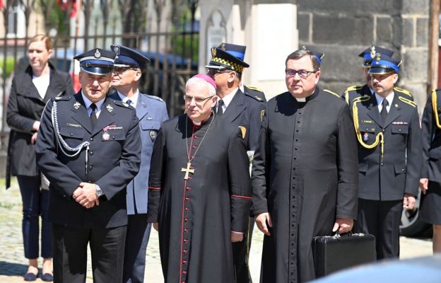 Po zakończonej Eucharystii strażacy i duchowieństwo udali się pod pomnik św. Floriana, gdzie złożono kwiaty