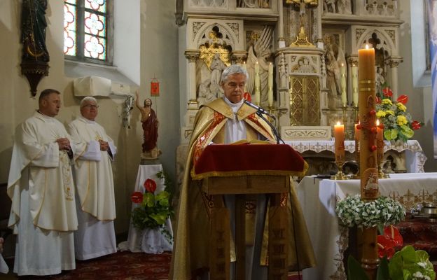 Ks. kan. Dariusz Sakaluk odczytuje sprawozdanie wizytacyjne 