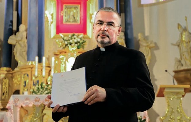 Kustosz ks. Piotr Bortnik z dekretem kongregacji