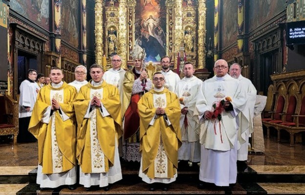 Grono prezbiterów diecezji powiększyło się o trzech nowych kapłanów –  Mateusza, Kacpra i Macieja
