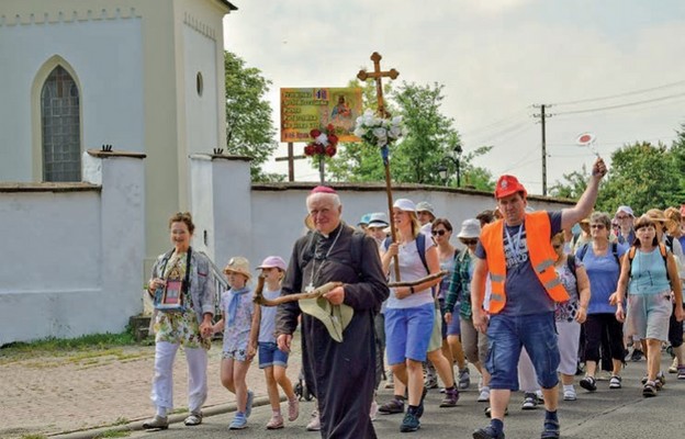 Abp Adam Szal co roku pielgrzymuje z wiernymi