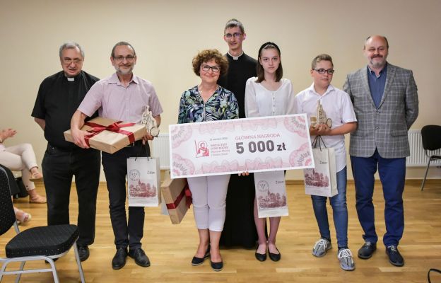 Główna nagroda w wysokości 5 000 złotych została przekazana na cel charytatywny: dla Dzieła Pomocy św. Ojca Pio w Krakowie