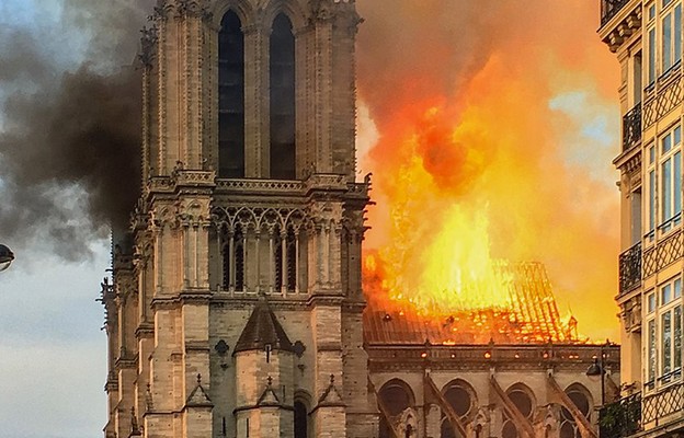 Walkę z ogniem, który trawił katedrę Notre Dame, śledził cały świat