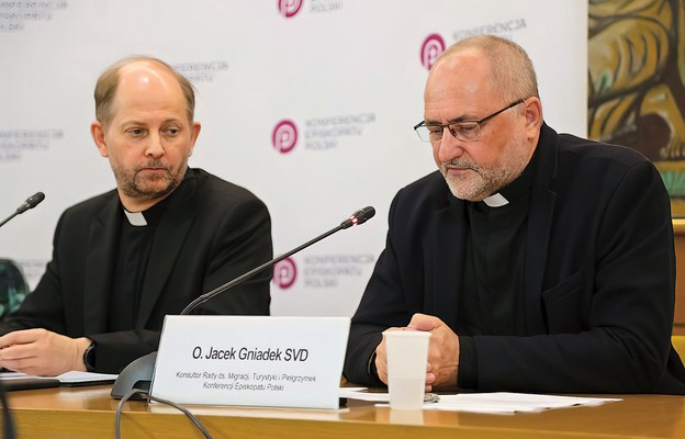 Przychodzą do nas często ludzie, którzy po raz pierwszy w życiu mogą zetknąć się z Kościołem – mówi o. Jacek Gniadek, dyrektor WCM (z prawej). Obok ks. Leszek Gęsiak, rzecznik Konferencji episkopatu Polski