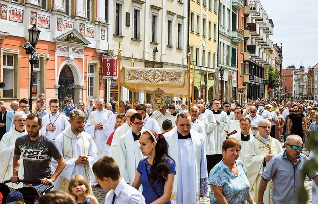 Procesja w biskupim mieście zgromadziła tłumy wiernych