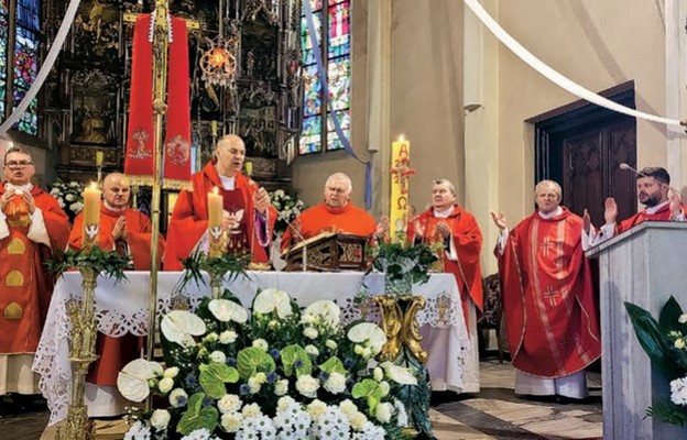Ks. kan. Eugeniusz Grzyb (trzeci z prawej) podczas jubileuszowej Eucharystii
