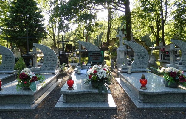 Grób siostry męczenniczki na cmentarzu w Lubaniu (środkowy)