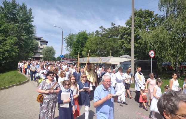 Boże Ciało. Procesja przez osiedle