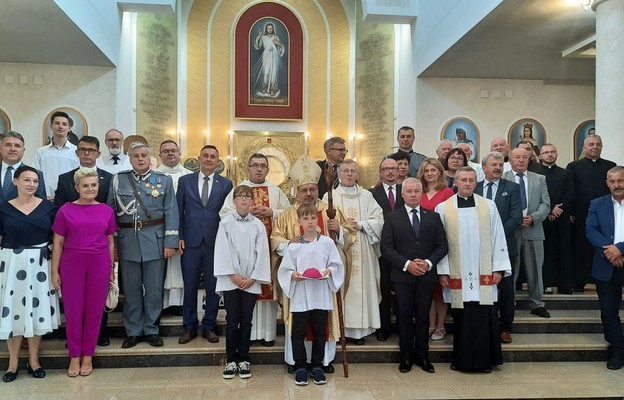 Ks. Wiesław Szewczuk (stoi z lewej strony biskupa) świętował w gronie  parafian i przyjaciół