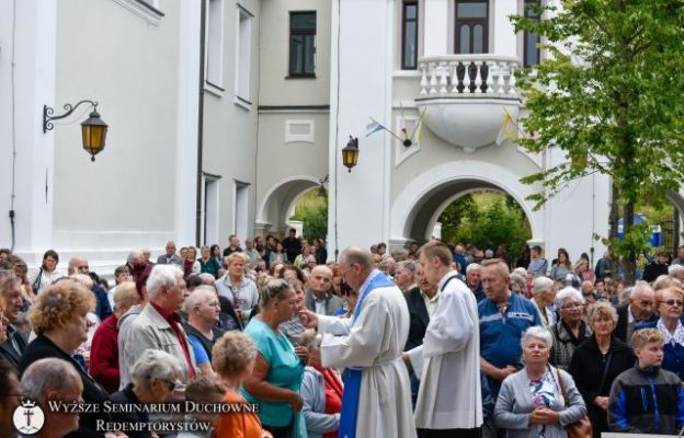 Do Matki Bożej Tuchowskiej codziennie pielgrzymują rzesze jej czcicieli 