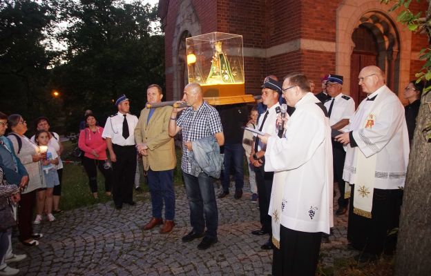 Wieczorna procesja różańcowa, szlakiem maryjnych dróżek, w obecności cudownej figury Strażniczki Wiary 