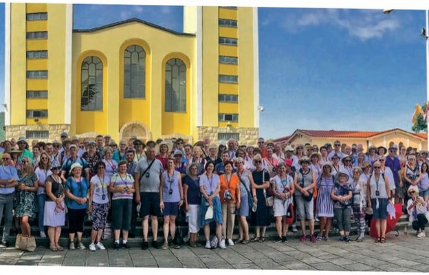 Pielgrzymi Niedzieli Rzeszowskiej przed kościołem św. Jakuba w Medjugorie