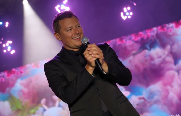 Rafał Brzozowski podczas koncertu w Głuszycy na Sudeckim Forum Inicjatyw