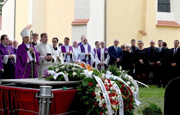 Ciało zmarłego kapłana spoczęło na przykościelnym cmentarzu w 