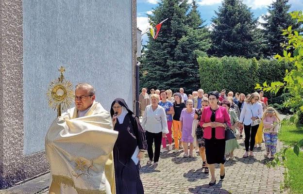 Procesję odpustową poprowadził ks. Rafał Stępniewski