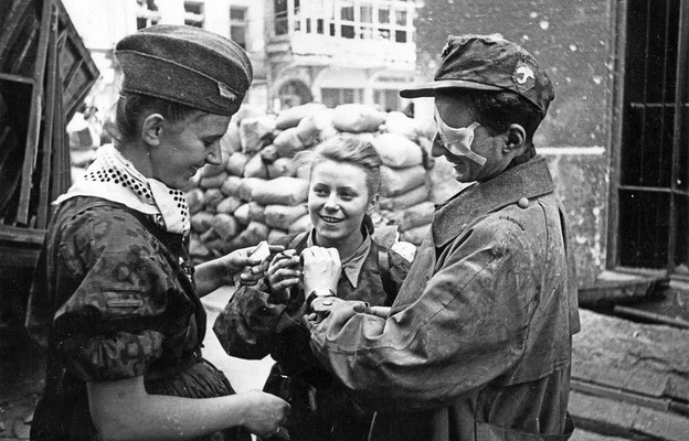 Żołnierze z batalionu „Parasol” po wyjściu z kanału na ul. Wareckiej. Pośrodku Maria Stypułkowska, po prawej Krzysztof Palester „Krzych”