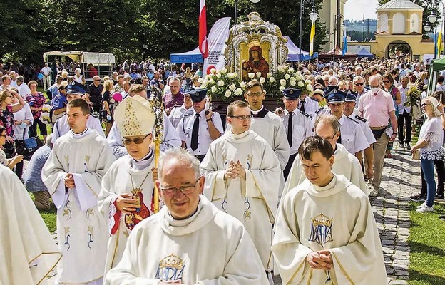 Uroczystości zawsze gromadzą dużą liczbę uczestników