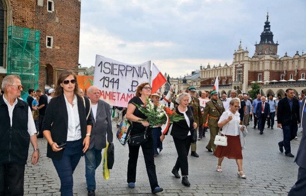 Po Mszy św. z Rynku Głównego wyruszył patriotyczny pochód