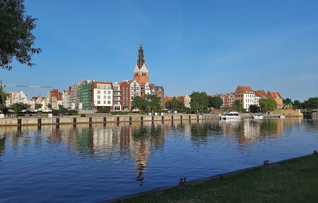 Kanał Elbląski z widokiem na katedrę