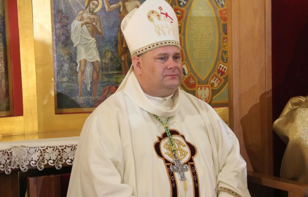 Bp Adrian Put urodził się w 1978 r. Szczecinie, jednak od 12. roku życia wraz z rodzicami zamieszkał w Gorzowie