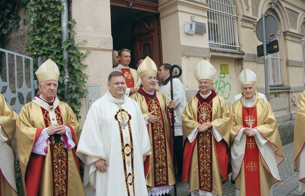 Jako swoje zawołanie biskup Adrian przyjął słowa In unum congregare