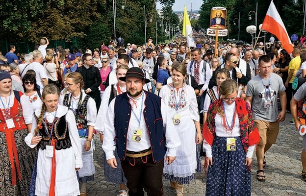 Wyruszają na pielgrzymi szlak, aby dotrzeć do świętego miejsca