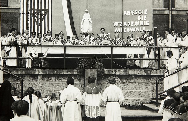 W 1972 r. powakacyjny Dzień Wspólnoty oazowiczów z archidiecezji krakowskiej miał miejsce w Oświęcimiu