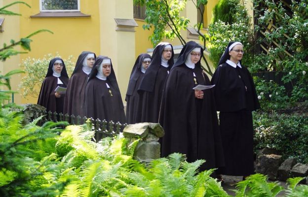 Klasztor w Kłodzku jest wspólnotą liczącą kilkanaście sióstr 