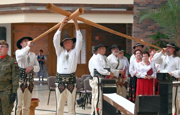 Zespół Góralski „Janicki” podczas uroczystej liturgii