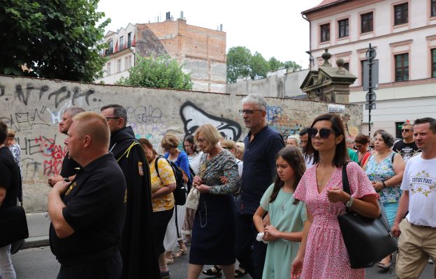 W procesji wzięła udział m.in. małopolska kurator oświaty Barbara Nowak