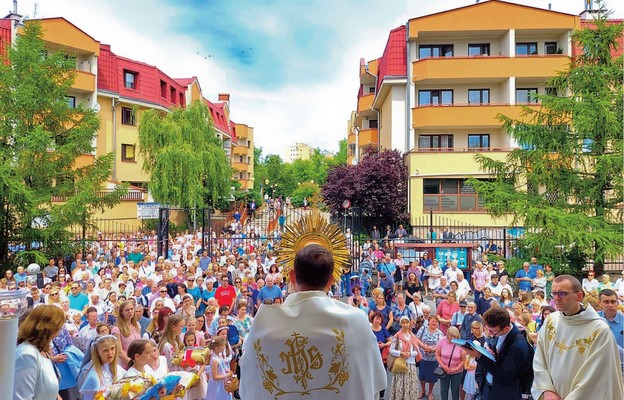 Adoracja Najświętszego Sakramentu jednoczy parafian i rodzi nowe inicjatywy duszpasterskie