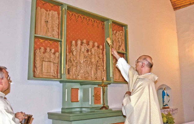 Przełożony generalny ks. Krzysztof Olejnik święci kopię gotyckiego ołtarza