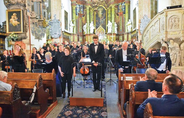 Wykonawcami koncertu byli muzycy i artyści Filharmonii z Jeleniej Góry