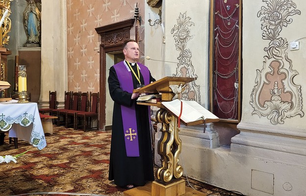 Ks. Michał Borda podczas konferencji wygłoszonej na pielgrzymce olkuskiej