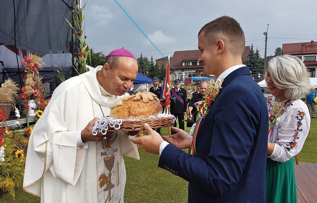 Bp Grzegorz Kaszak ze starostami dożynek Małgorzatą Kasprzyk-Muzyk i Konradem Gzylem