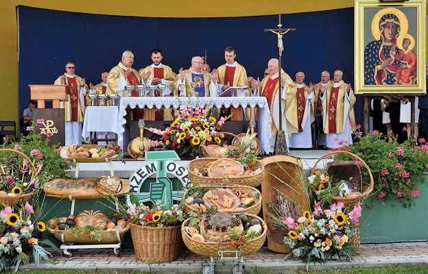 Podczas dożynek modlono się, by w polskich domach nie zabrakło chleba