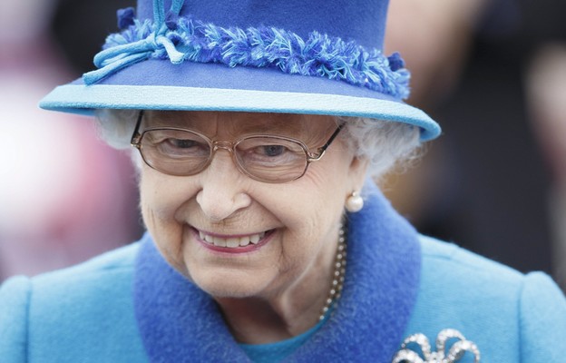 Zdjęcie z dnia 09 września 2015 roku przedstawia brytyjską królową Elżbietę II przybywającą do miasteczka Scottish Borders w Tweedbank